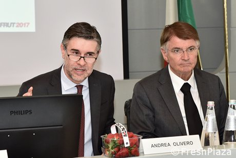 Il vice ministro Andrea Olivero con Renzo Piraccini